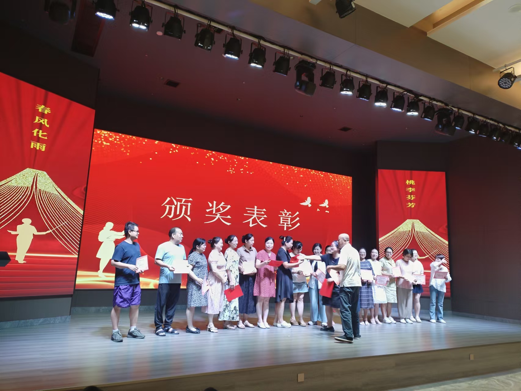 9月10日，曙光學(xué)校教師節(jié)文藝晚會在湖南精正溢香園酒店舉辦